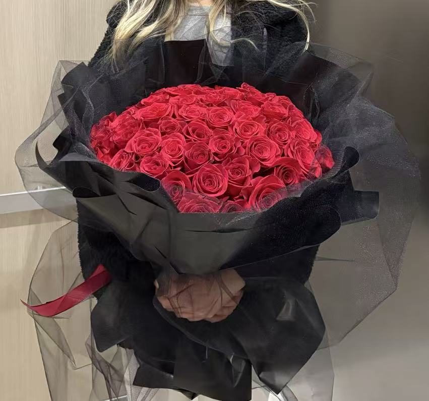 Premium Fresh Red Rose Bouquet – Luxury Romantic Flowers from a Local USA Florist