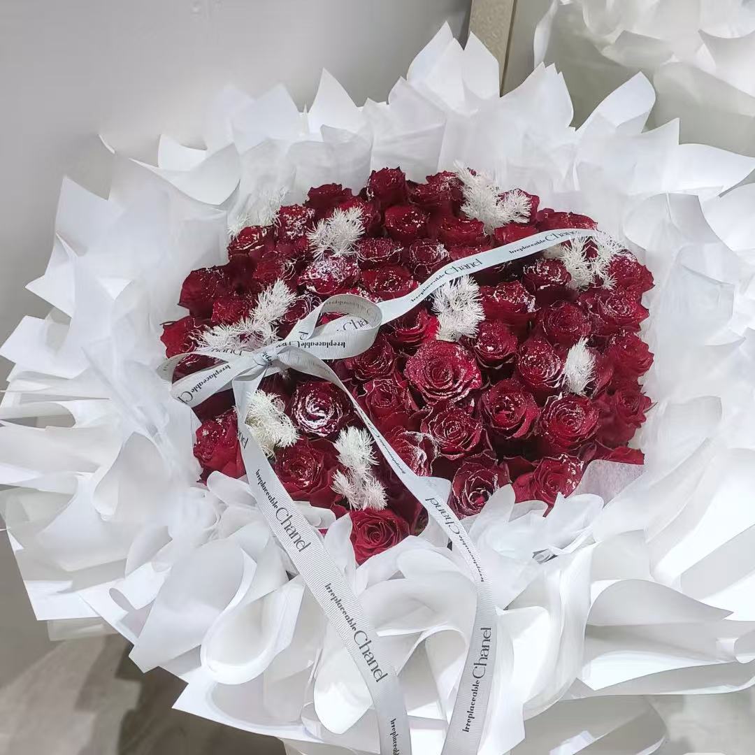 Luxury Red Roses Bouquet – Fresh Romantic Flowers for Valentine’s Day