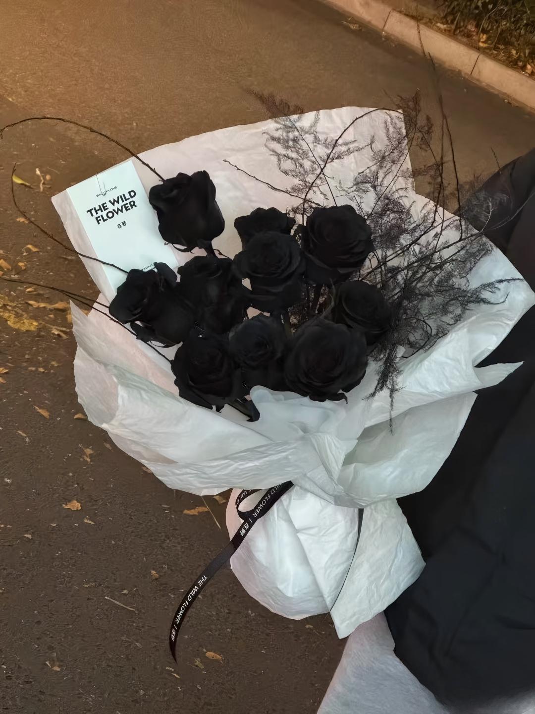 Everlasting Midnight: Luxury Real Preserved Black Roses - Long-Lasting Gift